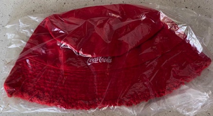 8603-1 €3,00 coca cola strand petje rood wit.jpeg